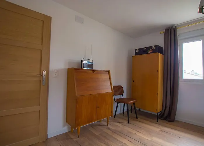 Emilie une nuit - 3 chambres au 2e étage - maison avec chats