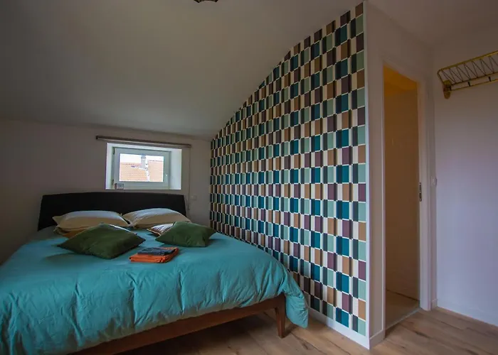Emilie une nuit - 3 chambres au 2e étage - maison avec chats